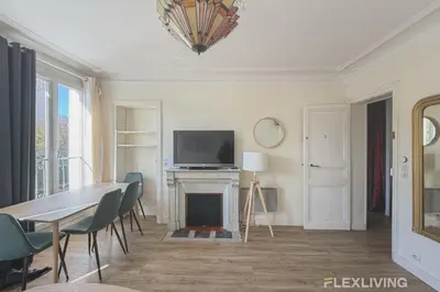 Télévision ou salle de divertissement dans l'établissement Flexliving - private bedroom - Monge