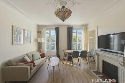 Télévision ou salle de divertissement dans l'établissement Flexliving - private bedroom - Monge