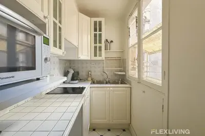 Cuisine ou kitchenette dans l'établissement Flexliving - private bedroom - Monge