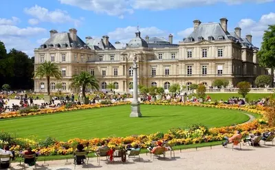 Jardin de l'établissement Studio entièrement rénové au cœur de Paris