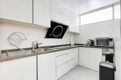 Cuisine ou kitchenette dans l'établissement À 1 minute du métro et Parking privé
