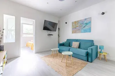 Télévision ou salle de divertissement dans l'établissement Saint Fargeau Gambetta IV Lovely Apartment 4P 1BR