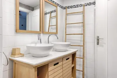 Salle de bains dans l'établissement Saint Fargeau Gambetta IV Lovely Apartment 4P 1BR