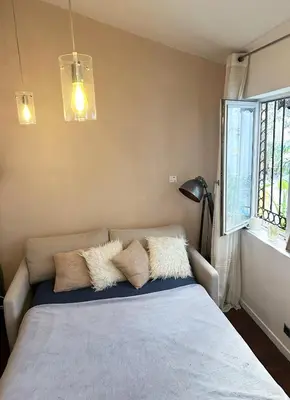 Un ou plusieurs lits dans un hébergement de l'établissement Chambre à Montmartre Atelier architecte