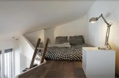 Un ou plusieurs lits dans un hébergement de l'établissement Chambre à Montmartre Atelier architecte