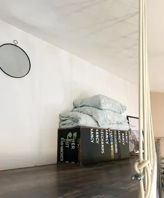 Un ou plusieurs lits dans un hébergement de l'établissement Chambre à Montmartre Atelier architecte