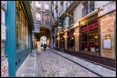 Clients de l'établissement Romantic Brand New Suite in Central Paris, Bathroom, Kitchen