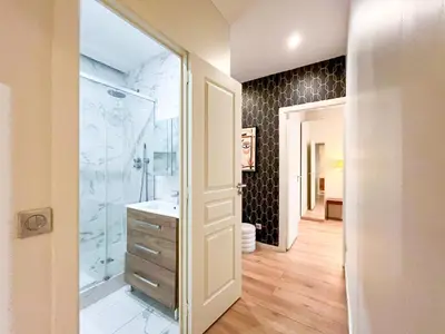 Salle de bains dans l'établissement Urban Flat 61 - Pretty 3 Bedrooms in Center of Paris