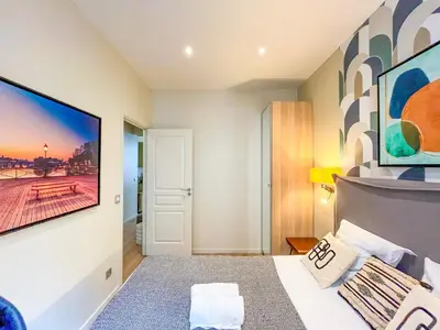 Télévision ou salle de divertissement dans l'établissement Urban Flat 61 - Pretty 3 Bedrooms in Center of Paris