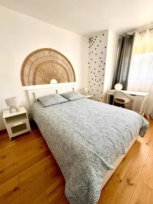 Un ou plusieurs lits dans un hébergement de l'établissement Modern apartment with balcony