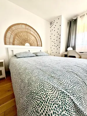 Un ou plusieurs lits dans un hébergement de l'établissement Modern apartment with balcony