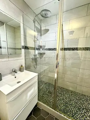 Salle de bains dans l'établissement Modern apartment with balcony