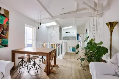 Coin salon dans l'établissement Le Contemporain - Montmartre - by Mon Petit Faré