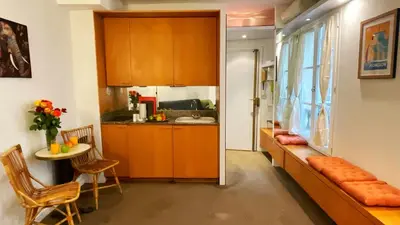 Cuisine ou kitchenette dans l'établissement Studio The Champs-Élysées