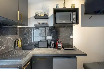 Cuisine ou kitchenette dans l'établissement Cozy studio in the heart of Paris