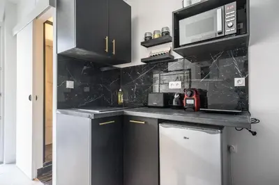 Cuisine ou kitchenette dans l'établissement Cozy studio in the heart of Paris