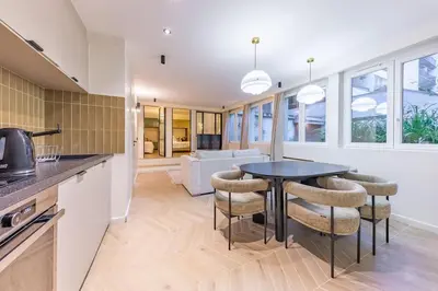 Cuisine ou kitchenette dans l'établissement NEW Spacious 4 Star Family Apartment in Chic 16th District