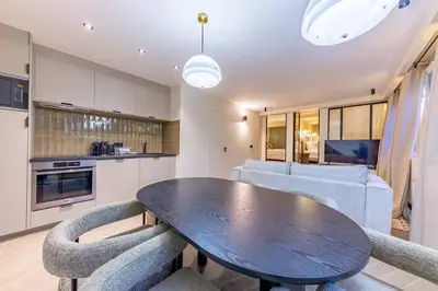 Cuisine ou kitchenette dans l'établissement NEW Spacious 4 Star Family Apartment in Chic 16th District