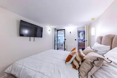 Un ou plusieurs lits dans un hébergement de l'établissement NEW Spacious 4 Star Family Apartment in Chic 16th District