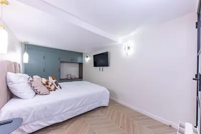 Un ou plusieurs lits dans un hébergement de l'établissement NEW Spacious 4 Star Family Apartment in Chic 16th District