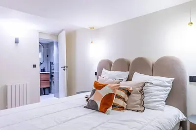 Un ou plusieurs lits dans un hébergement de l'établissement NEW Spacious 4 Star Family Apartment in Chic 16th District