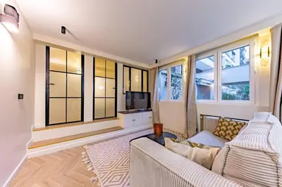 Télévision ou salle de divertissement dans l'établissement NEW Spacious 4 Star Family Apartment in Chic 16th District
