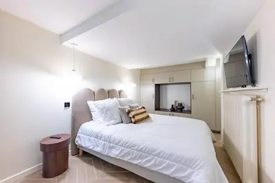 Un ou plusieurs lits dans un hébergement de l'établissement NEW Spacious 4 Star Family Apartment in Chic 16th District