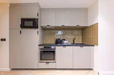 Cuisine ou kitchenette dans l'établissement NEW Spacious 4 Star Family Apartment in Chic 16th District