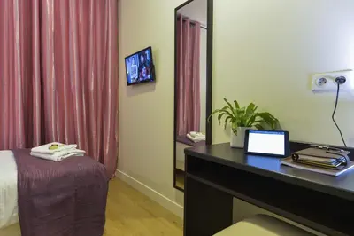 Télévision ou salle de divertissement dans l'établissement Hôtel du Quai de Seine