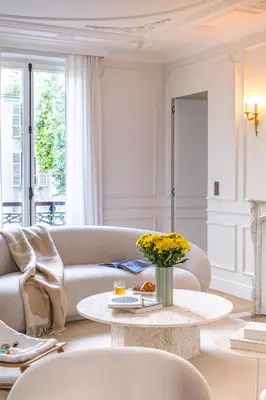 Coin salon dans l'établissement Appart Haussmannien luxe - 2 chambres, Champs-Élysées