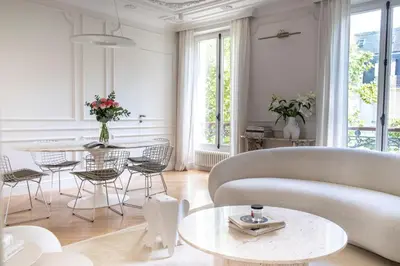 Coin salon dans l'établissement Appart Haussmannien luxe - 2 chambres, Champs-Élysées