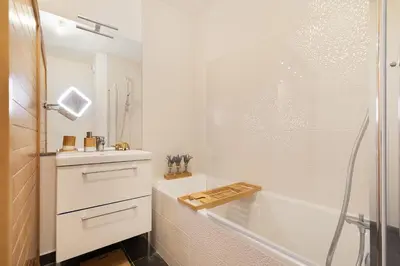 Salle de bains dans l'établissement Suite de Luxe à 10 min de Paris - Sauna, Cinéma