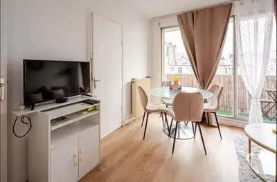 Télévision ou salle de divertissement dans l'établissement Piso en paris metro duplex Line 6