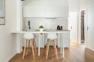 Cuisine ou kitchenette dans l'établissement Charming new apartments in Paris