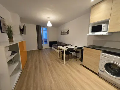 Cuisine ou kitchenette dans l'établissement Appartement centre de Paris 19