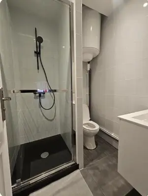 Salle de bains dans l'établissement Appartement centre de Paris 19