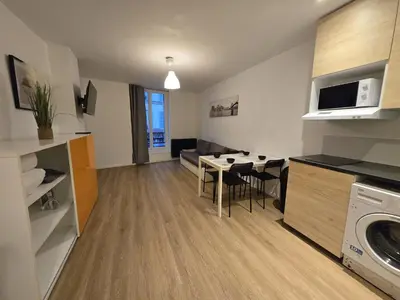 Cuisine ou kitchenette dans l'établissement Appartement centre de Paris 19