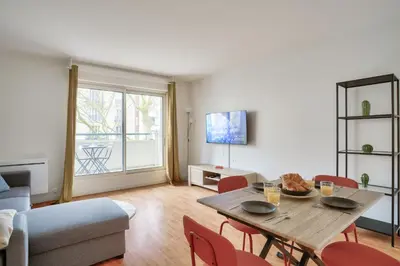 Coin salon dans l'établissement New & Cozy T2 with Balcony - Paris 18 Montmartre