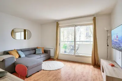 Télévision ou salle de divertissement dans l'établissement New & Cozy T2 with Balcony - Paris 18 Montmartre