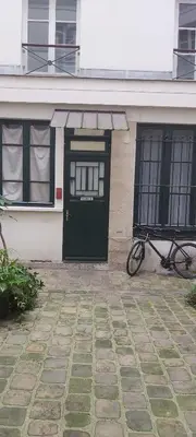 Vélo sur le terrain de l'établissement Studio prés du gare de l'Est ou dans les environs