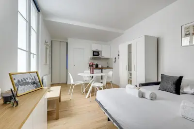 Un ou plusieurs lits dans un hébergement de l'établissement Center of Paris l Fully equipped and Cozy