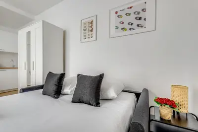 Un ou plusieurs lits dans un hébergement de l'établissement Center of Paris l Fully equipped and Cozy