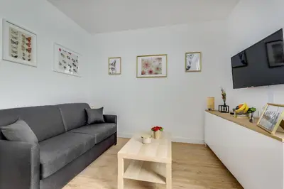 Télévision ou salle de divertissement dans l'établissement Center of Paris l Fully equipped and Cozy