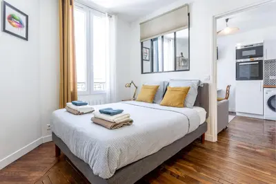 Un ou plusieurs lits dans un hébergement de l'établissement Cosy 2 PIECES CHAMPS-ÉLYSÉES-DEFENSE