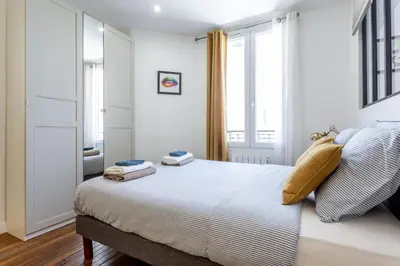 Un ou plusieurs lits dans un hébergement de l'établissement Cosy 2 PIECES CHAMPS-ÉLYSÉES-DEFENSE