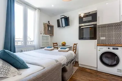 Cuisine ou kitchenette dans l'établissement Cosy 2 PIECES CHAMPS-ÉLYSÉES-DEFENSE