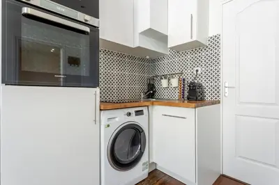 Cuisine ou kitchenette dans l'établissement Cosy 2 PIECES CHAMPS-ÉLYSÉES-DEFENSE