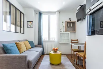Télévision ou salle de divertissement dans l'établissement Cosy 2 PIECES CHAMPS-ÉLYSÉES-DEFENSE
