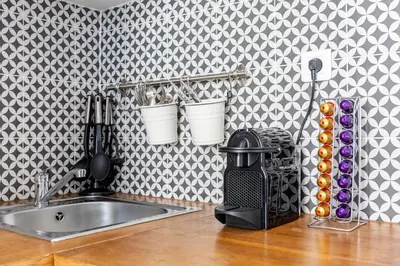 Cuisine ou kitchenette dans l'établissement Cosy 2 PIECES CHAMPS-ÉLYSÉES-DEFENSE