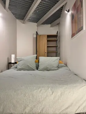 Un ou plusieurs lits dans un hébergement de l'établissement Rooms Buttes Chaumont Chambres Buttes Chaumont
